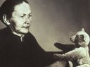 L'Allemande Margarete Streiff avec l'un des ours en peluche de sa marque
