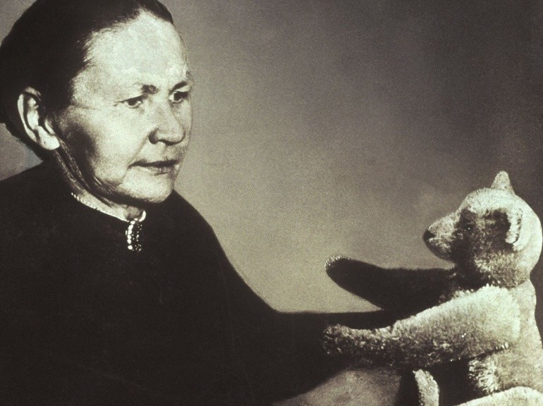 L'Allemande Margarete Streiff avec l'un des ours en peluche de sa marque